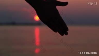 近距离的手，一对浪漫的夫妇手在日落剪影在彩色的<strong>夜空</strong>